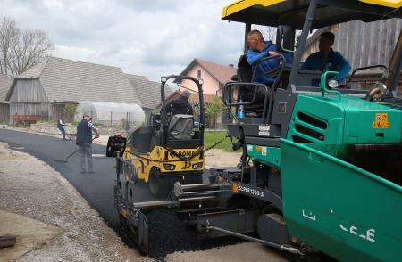 ASFALTIRANJE DOLENJE JEZERO 02 FOTO LJUBO VUKELIČ
